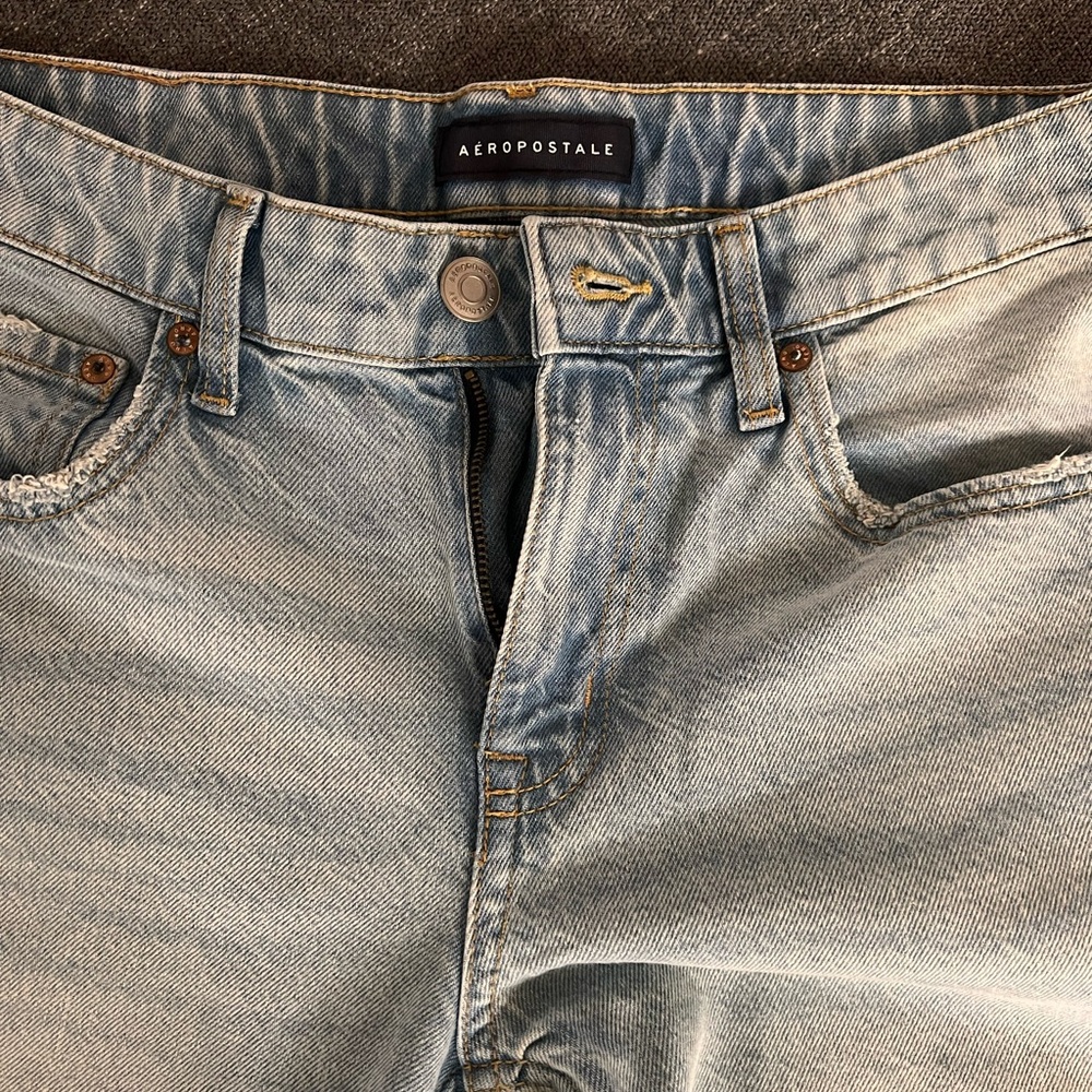 Aeropostale Women’s Low Rise Baggy Light Wash Straight Jeans - Picture 2 of 4
